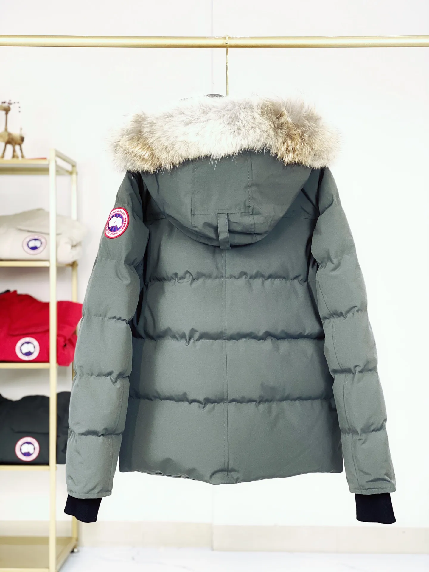 P820 Canada goose/Canada Goose Wyndham 388M 29 parka down jackets, genuine original version, you need to compare with the genuine product at any time, all accessories are customized from the original factory 💯The softness and hardness of the fabric are compared with the genuine ones, and they can be restored by kneading at will (fabric misunderstanding: fabrics that are not high hardness are waterproof. Only when you buy the latest genuine version this year will you notice the softness and comfort of the fabric) 💯Authentic white duck down is synchronized with the down Fluffy and not clumping, filled with electronically controlled down filling machine. 💯Customized zippers with authentic YKK military-grade copper core zipper pulls. High hardness and no jamming. 💯The fur collar is purchased from Western Canada coyote skin and is customized. Zipper cord, pocket label, back label, collar velvet, velcro fasteners, cuffs, all details are updated simultaneously with the original version, the best version, the most complete color matching, the fighter in the world 29, battle various worldly goods, size: XS-XXL (size chart attached below), color: as shown below